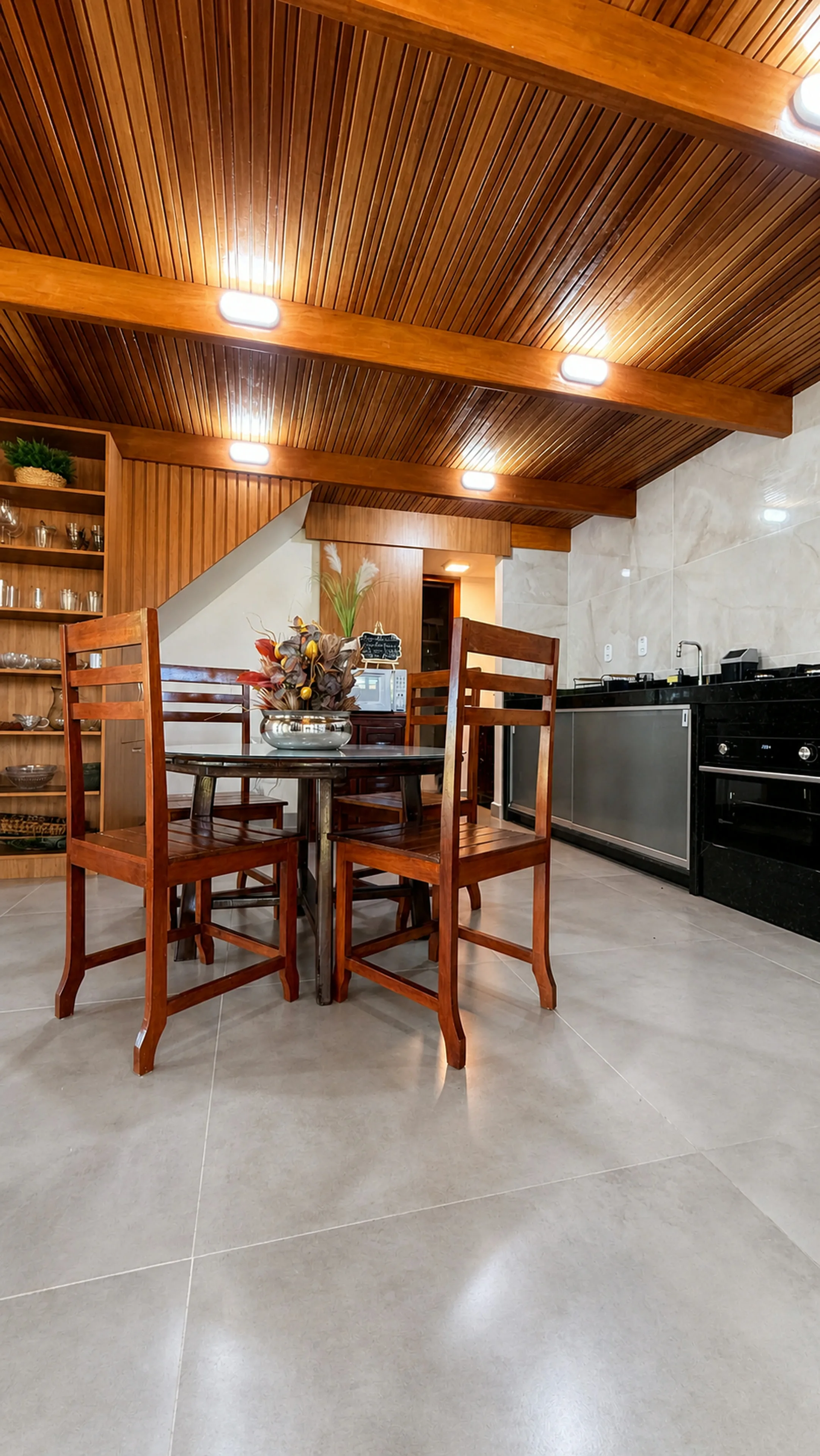 Sala e cozinha do Bangalô Paraíso na Areia