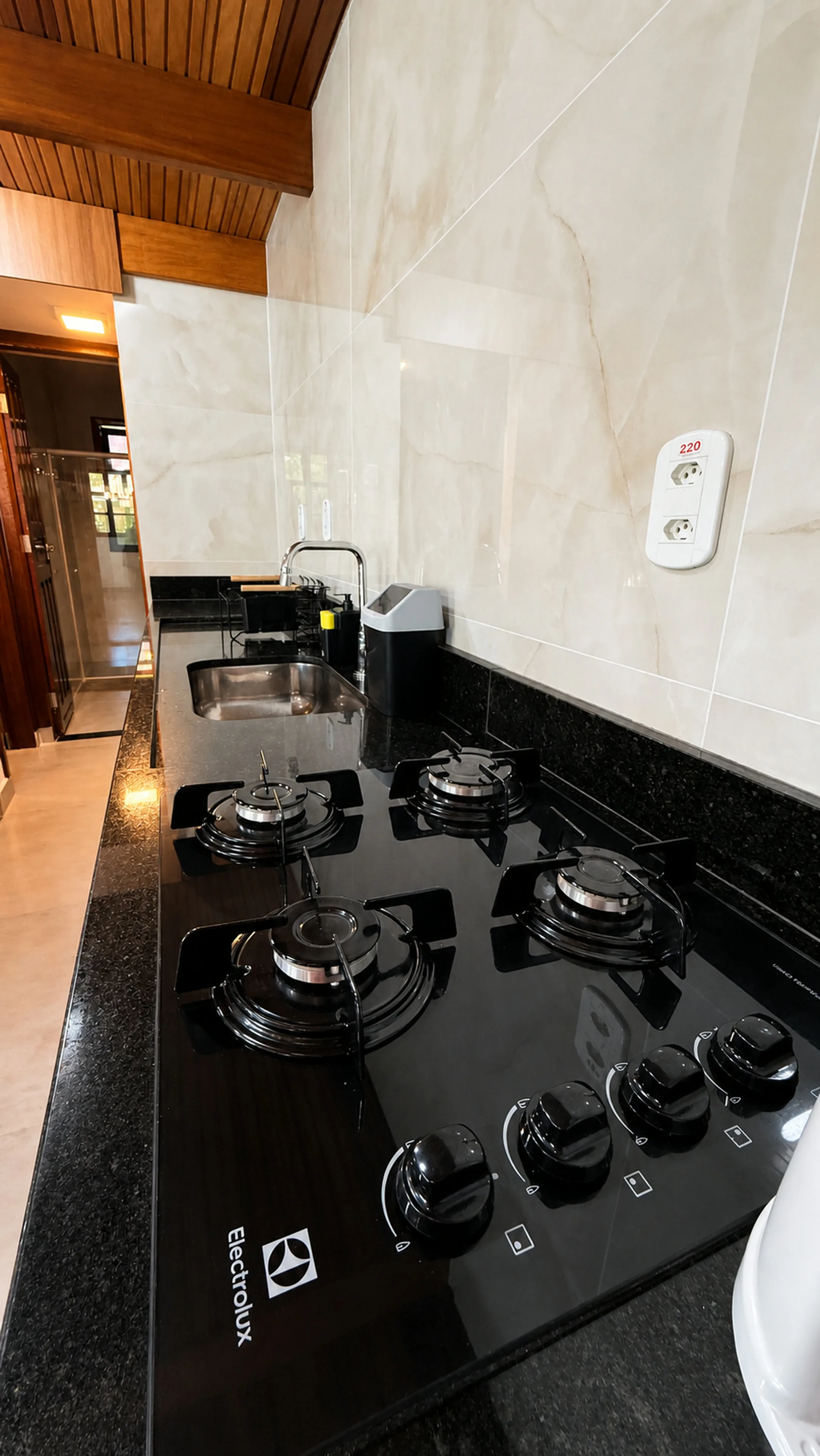 Cozinha equipada com cooktop do Bangalô Paraíso na Areia