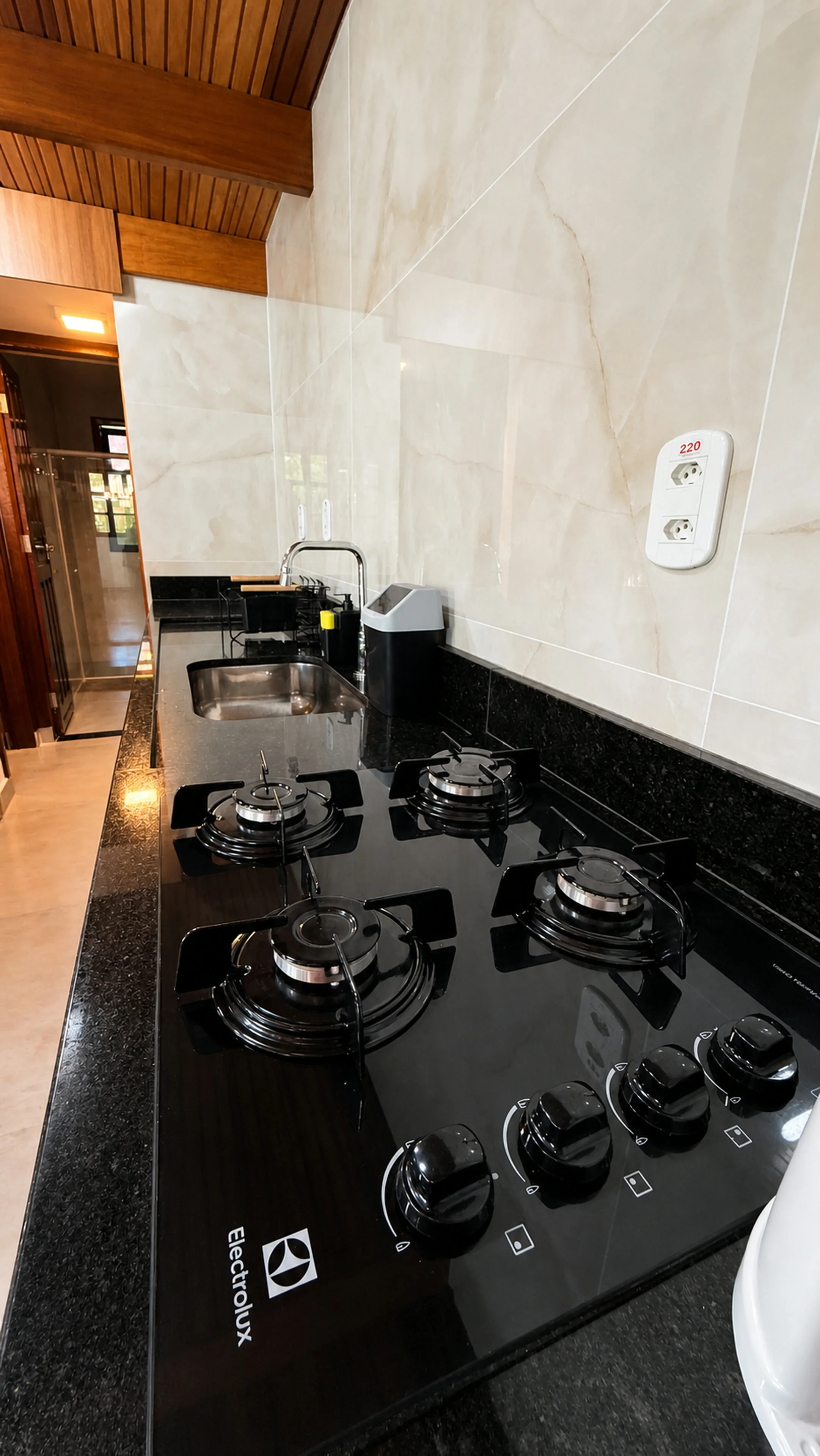 Cozinha equipada com cooktop do Bangalô Paraíso na Areia