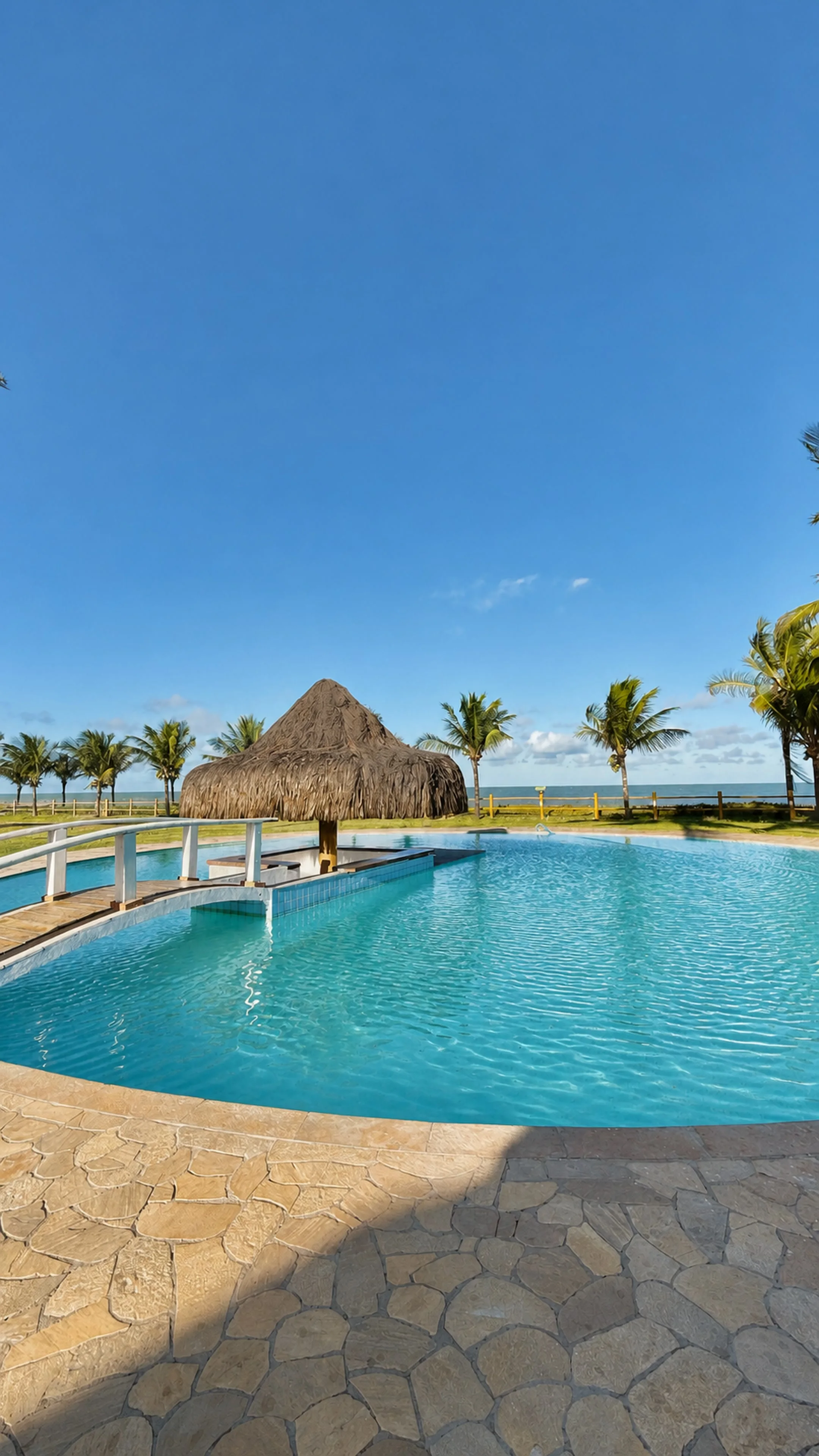 Piscina do Paraíso dos Corais com vista para o mar
