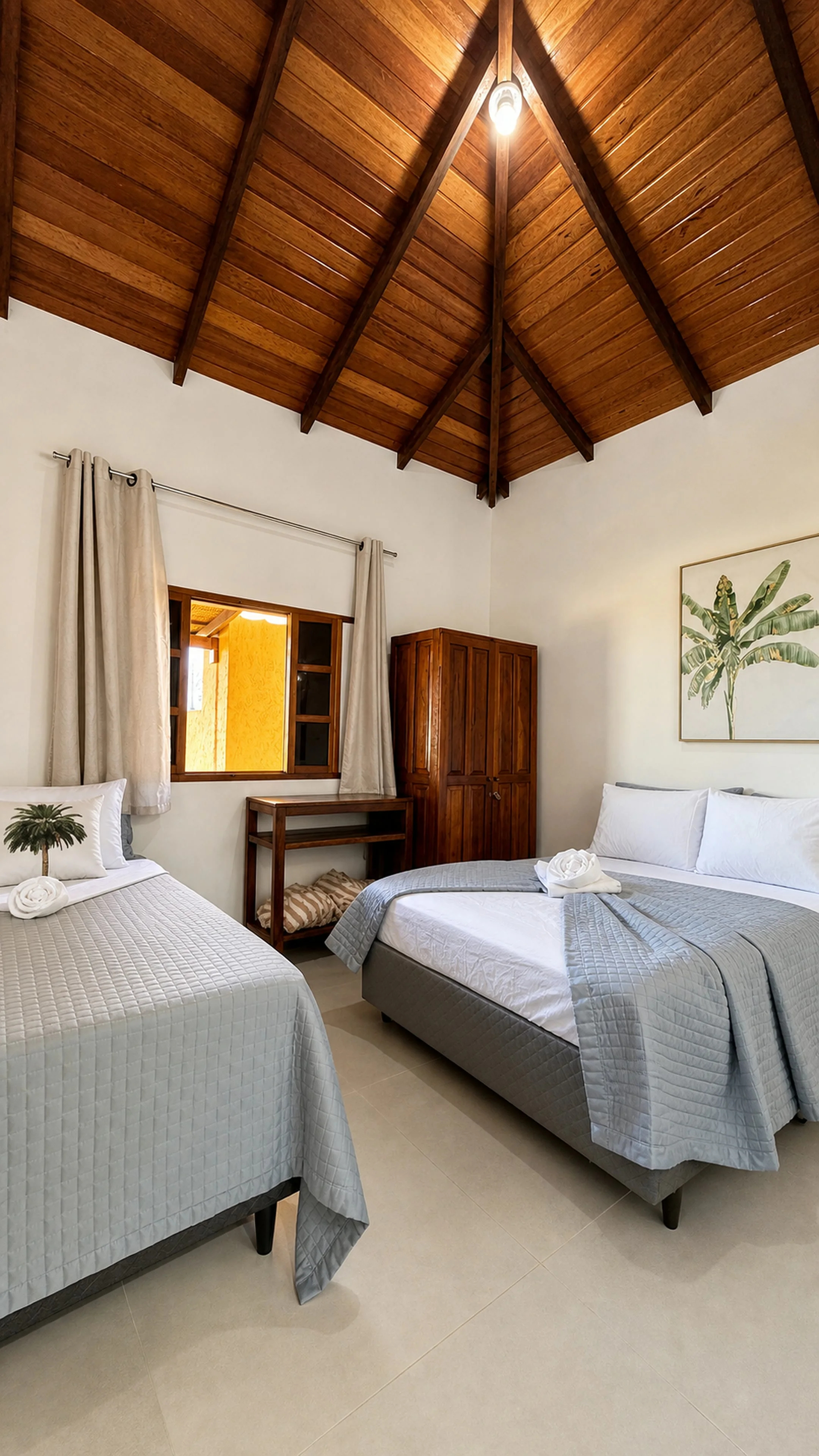 Quarto do Paraíso dos Corais com cama de casal e cama de solteiro
