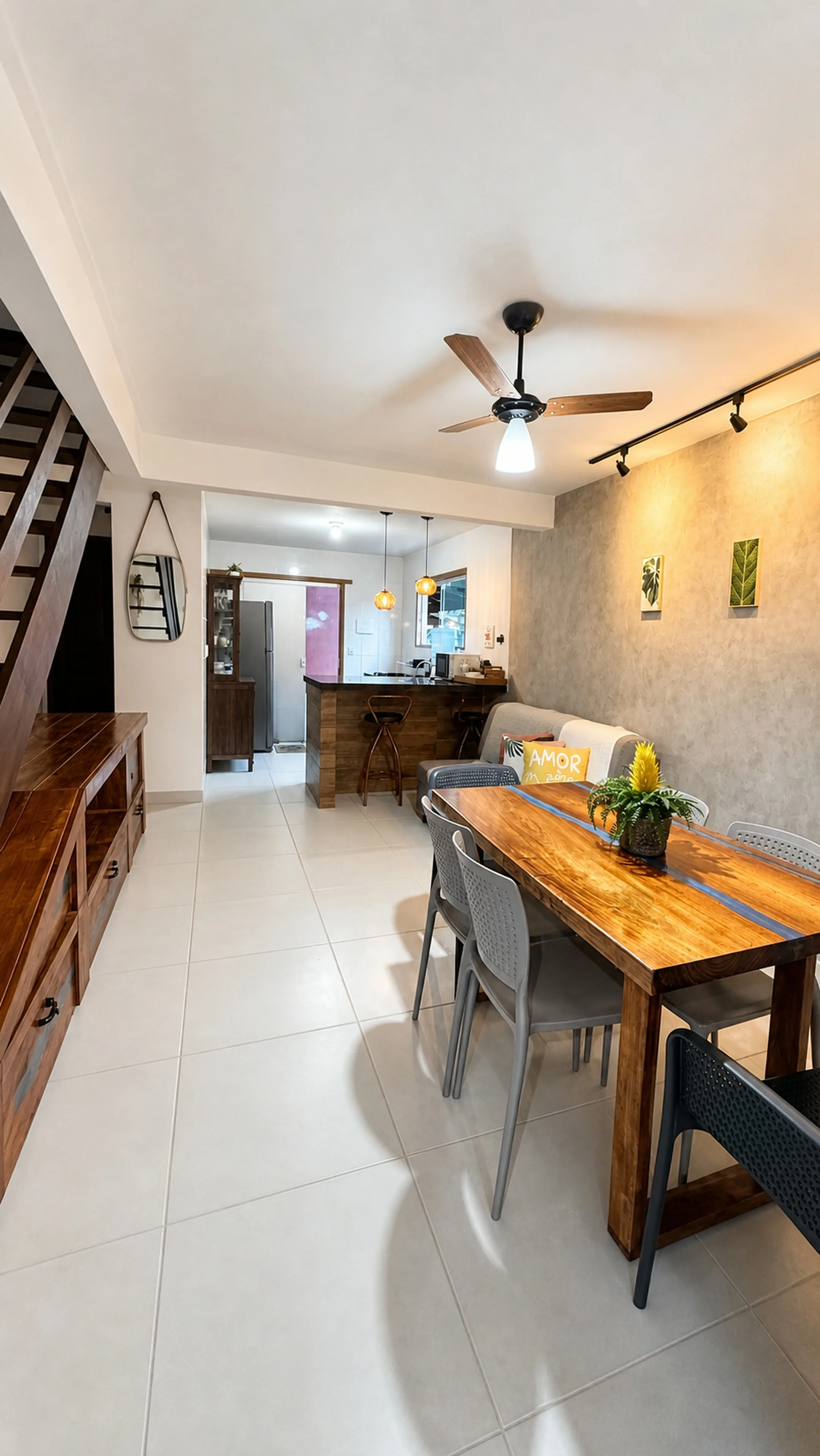 Sala e cozinha integradas do Bangalô da Professora Eunice