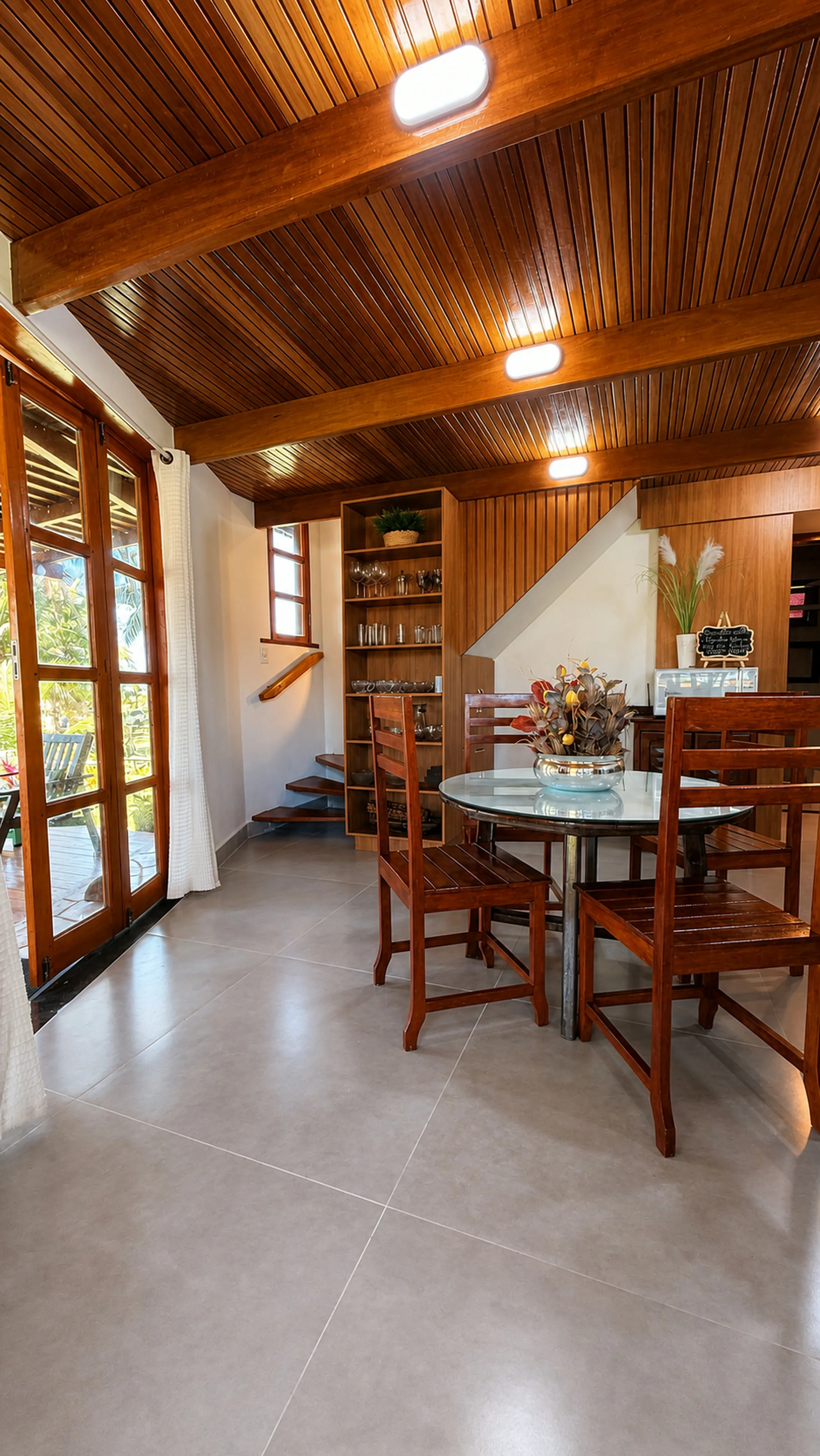 Sala de jantar com acesso à varanda do Bangalô Paraíso na Areia