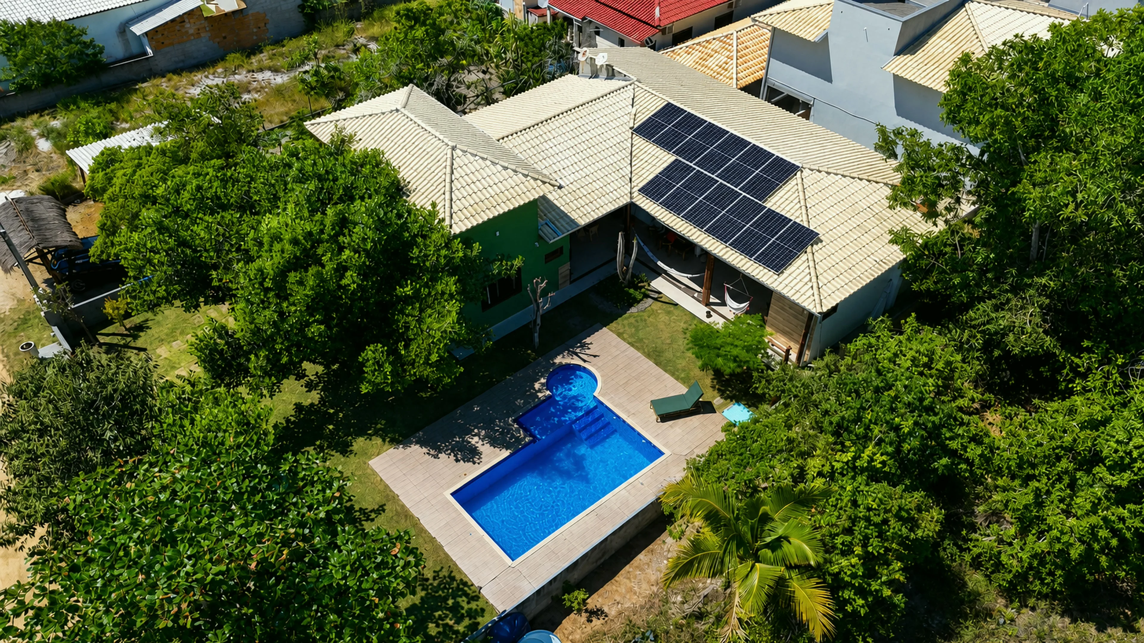 Vista aérea da Casa Paulo Filho e Neto, piscina, jardim e painéis solares