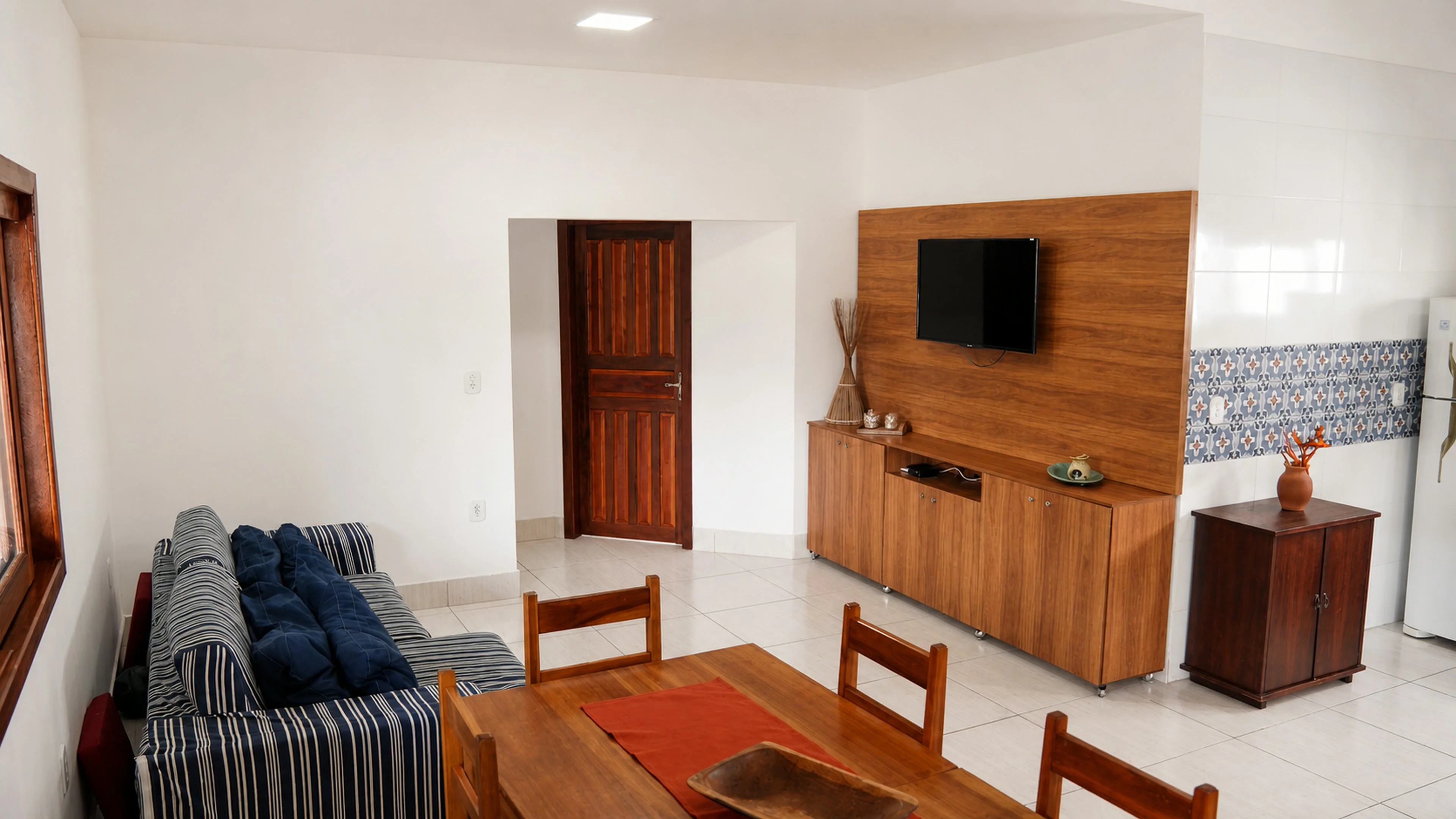 Sala de estar e jantar integradas da Casa Paulo Filho e Neto