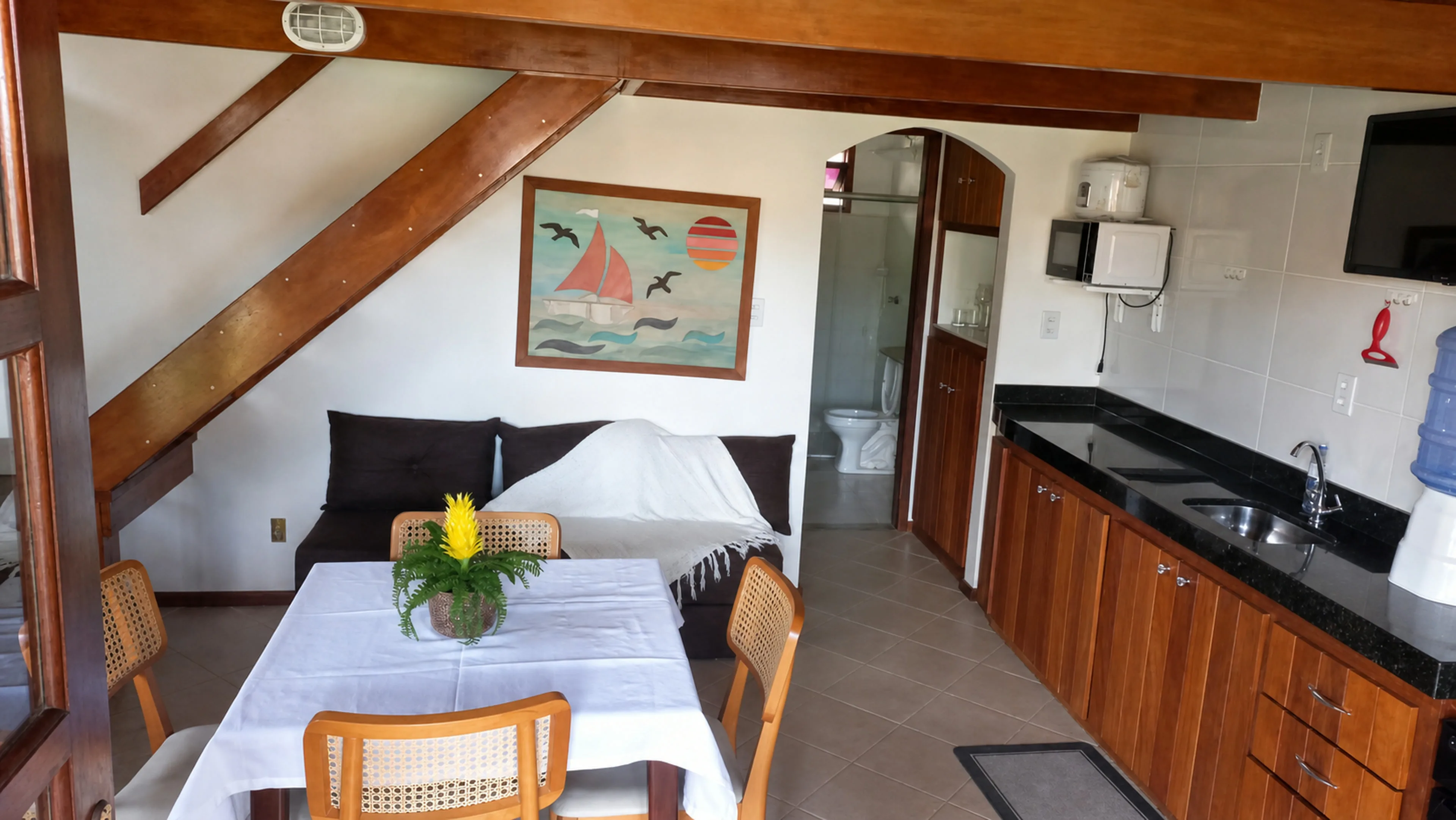 Sala e cozinha integradas do Bangalô Paraíso dos Coqueiros