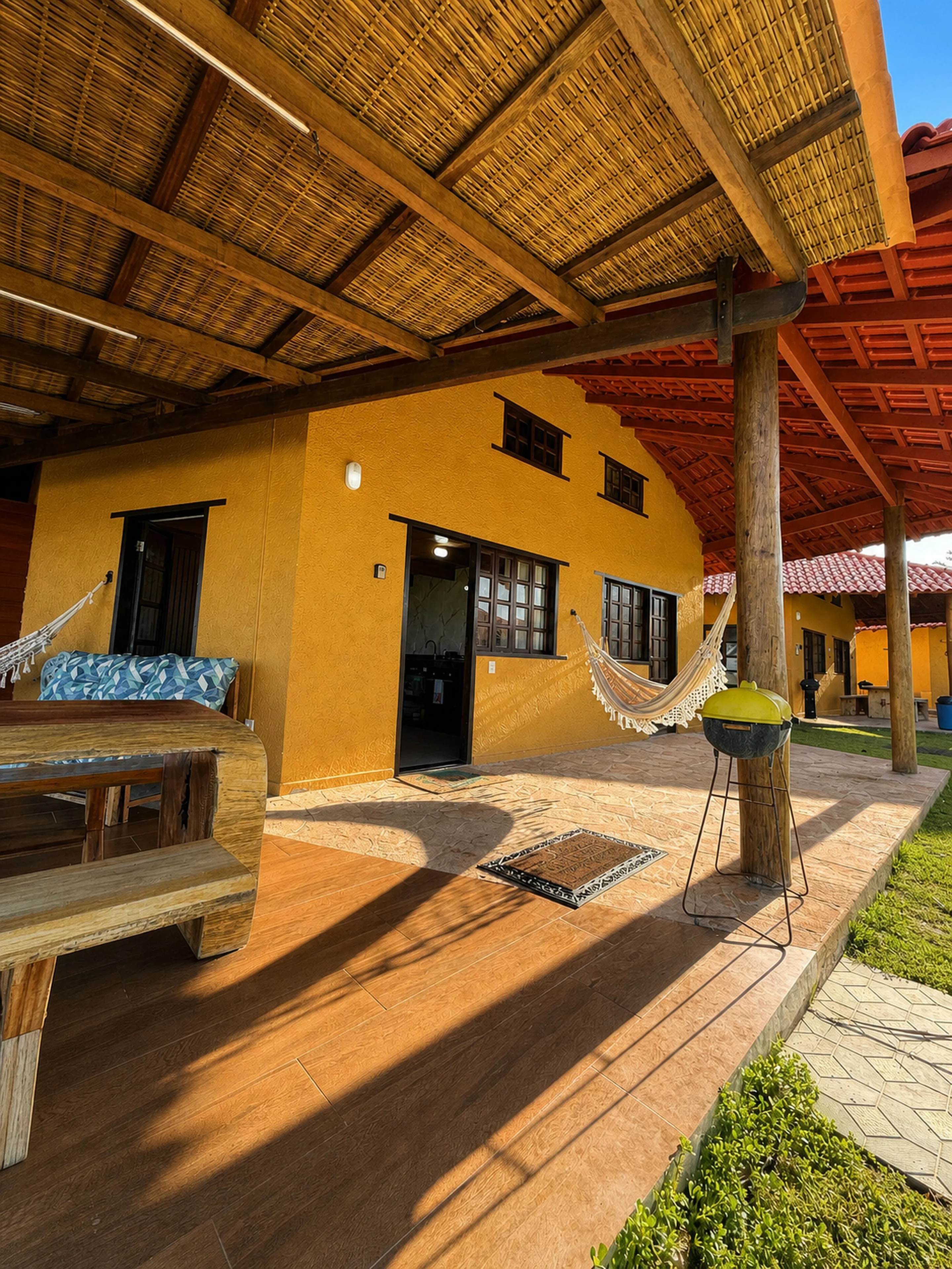 Fachada e varanda com redes do Paraíso dos Corais