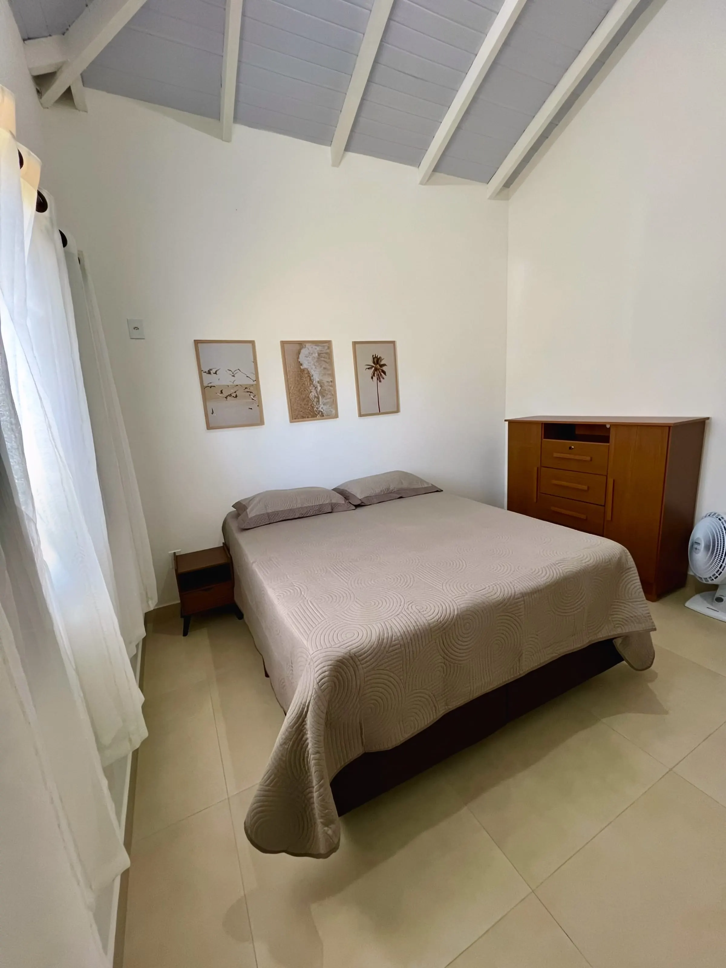 Quarto com cama de casal no Bangalô Miramar