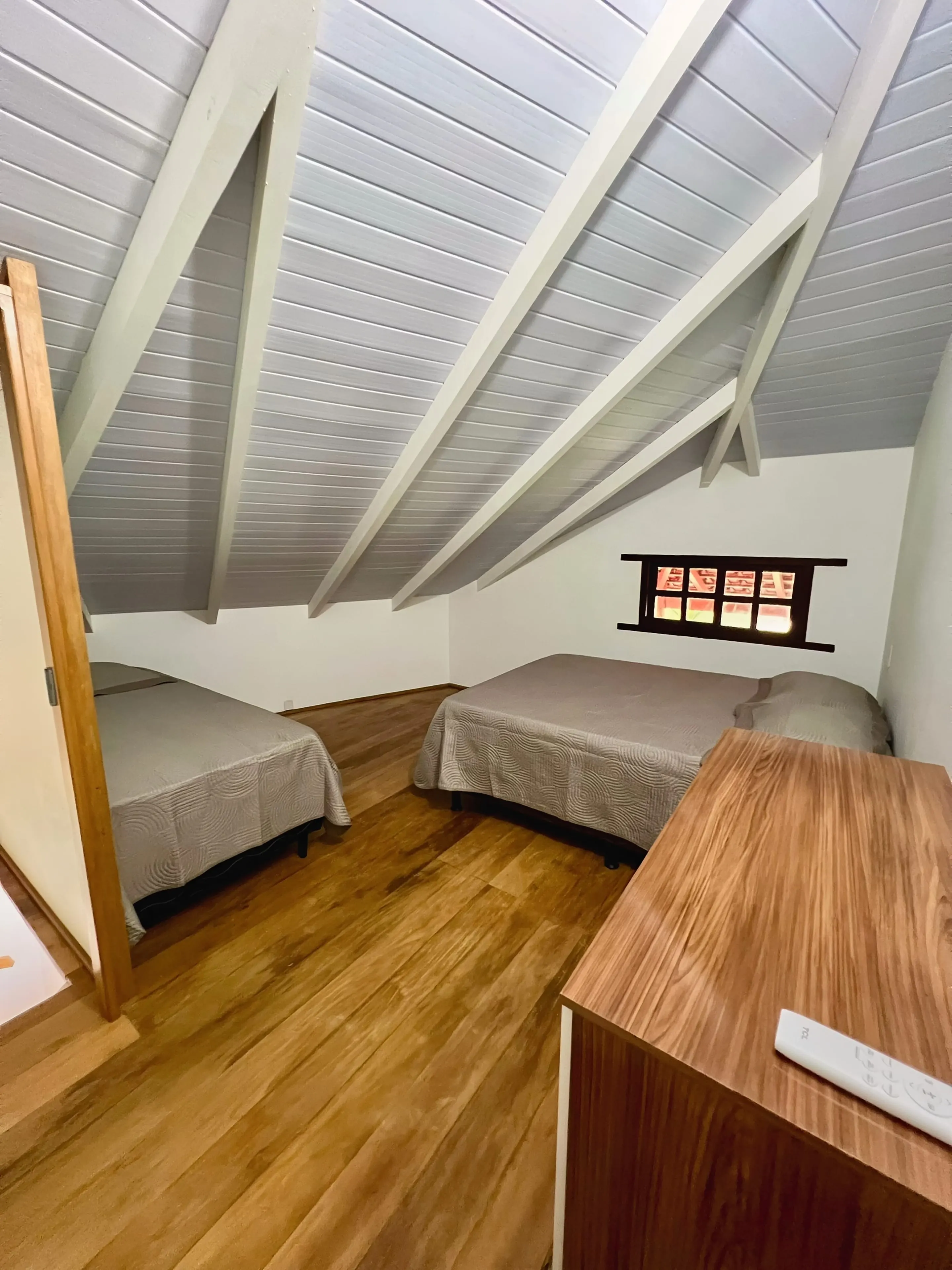 Quarto no mezanino do Bangalô Miramar com duas camas