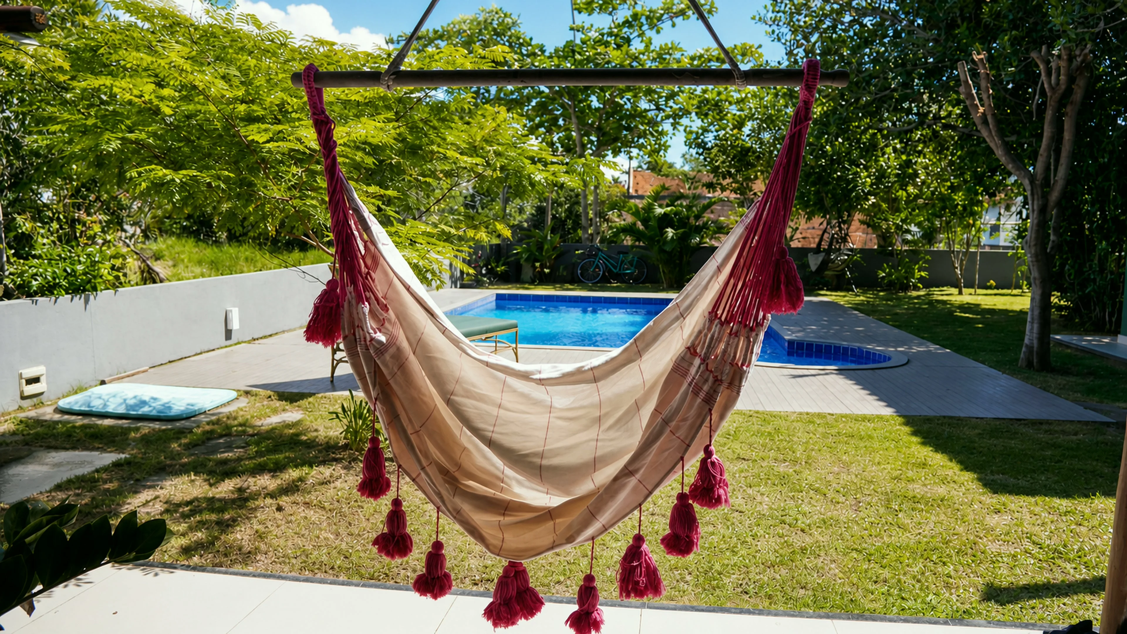 Rede na varanda com vista para a piscina privativa da Casa Paulo Filho e Neto