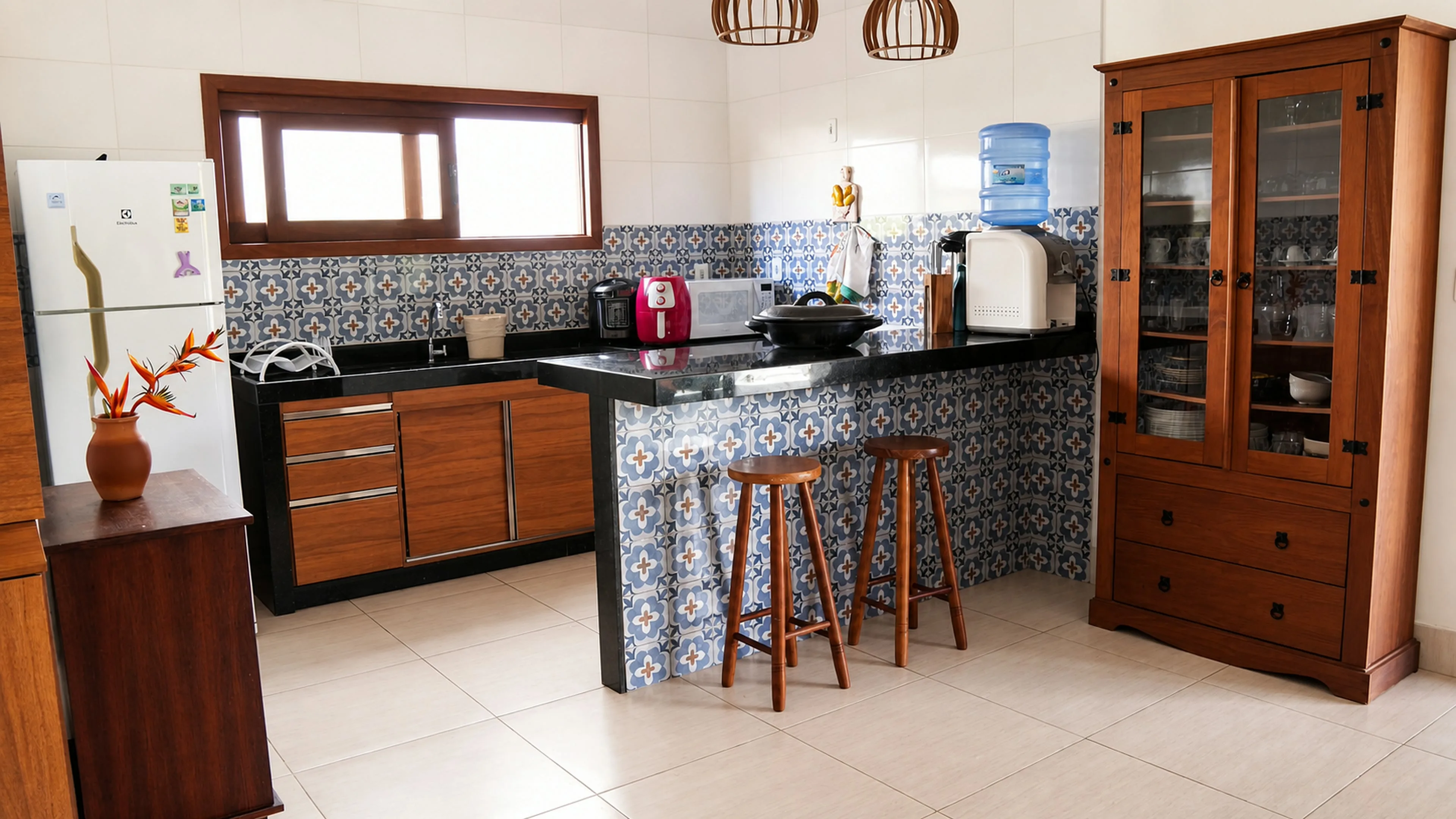 Cozinha equipada da Casa Paulo Filho e Neto com bancada e eletrodomésticos
