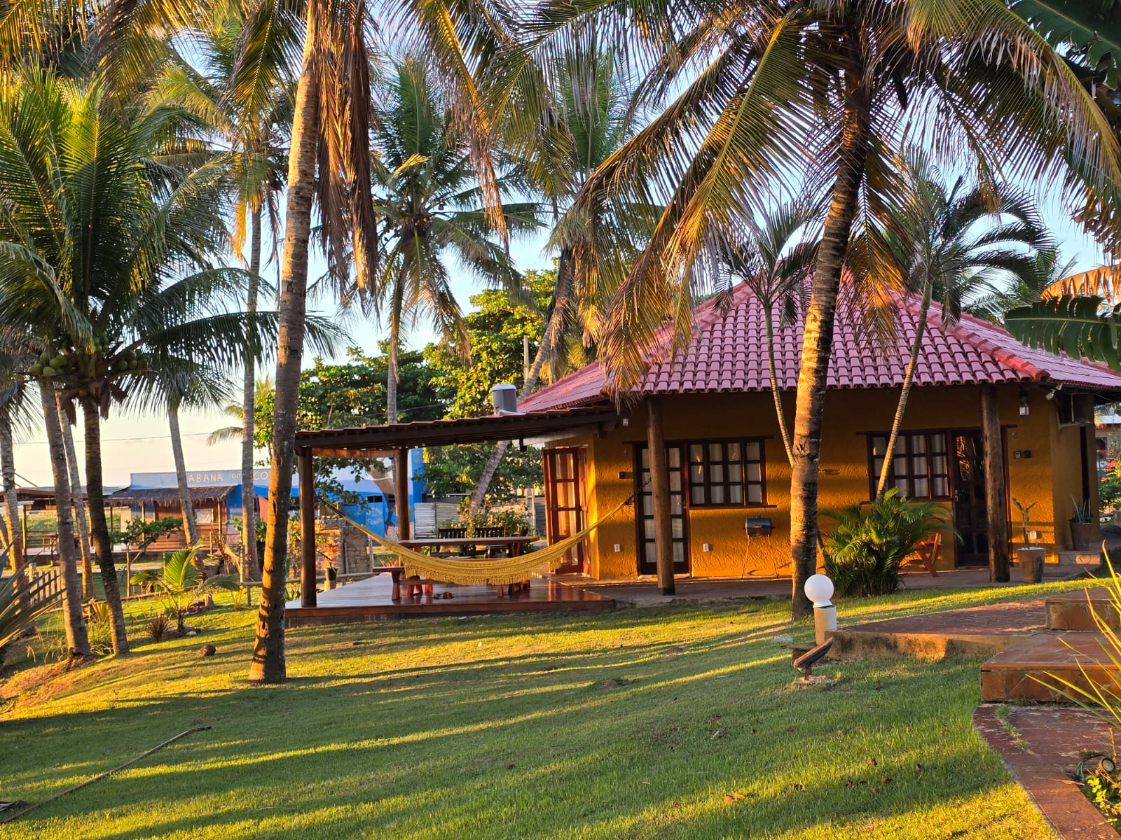 Bangalô ao entardecer entre coqueiros — Guaratiba, Bahia