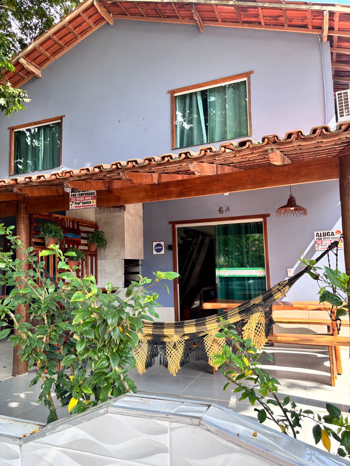 Bangalô da Profª Eunice Nazarethe — varanda com rede e vista mar