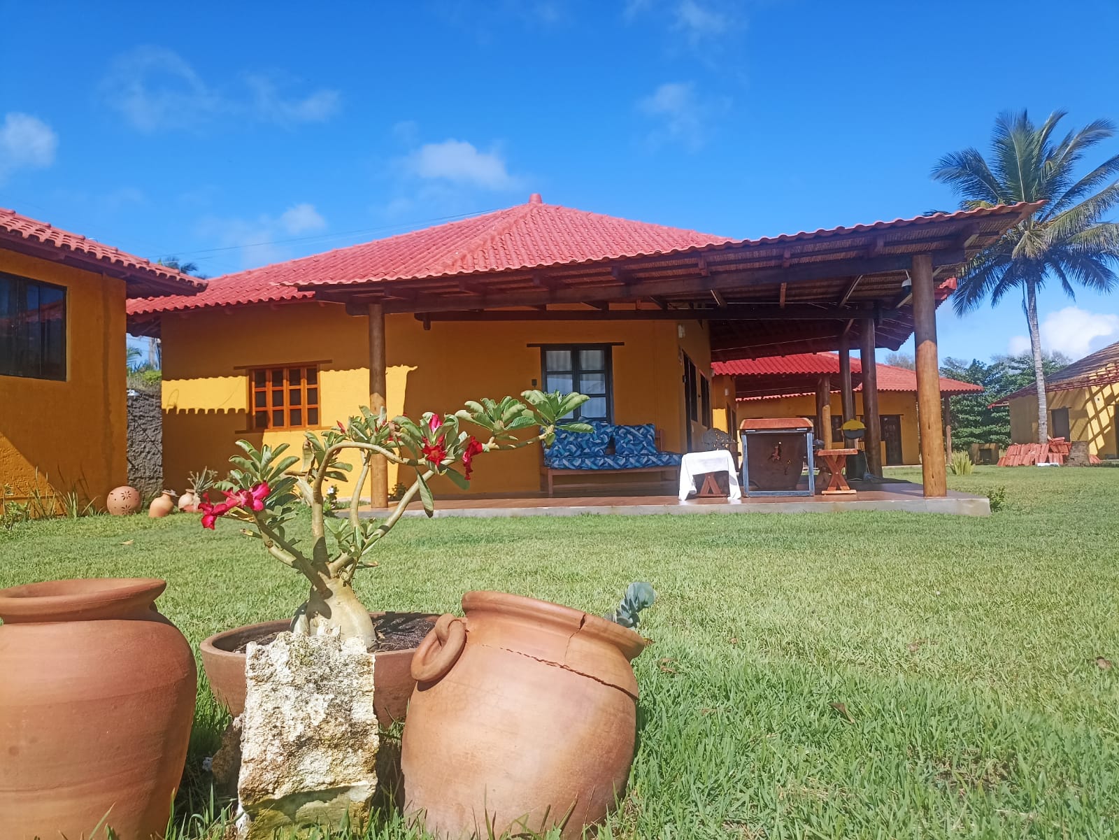 Paraíso dos Corais — casa com jardim em Alcobaça, Bahia
