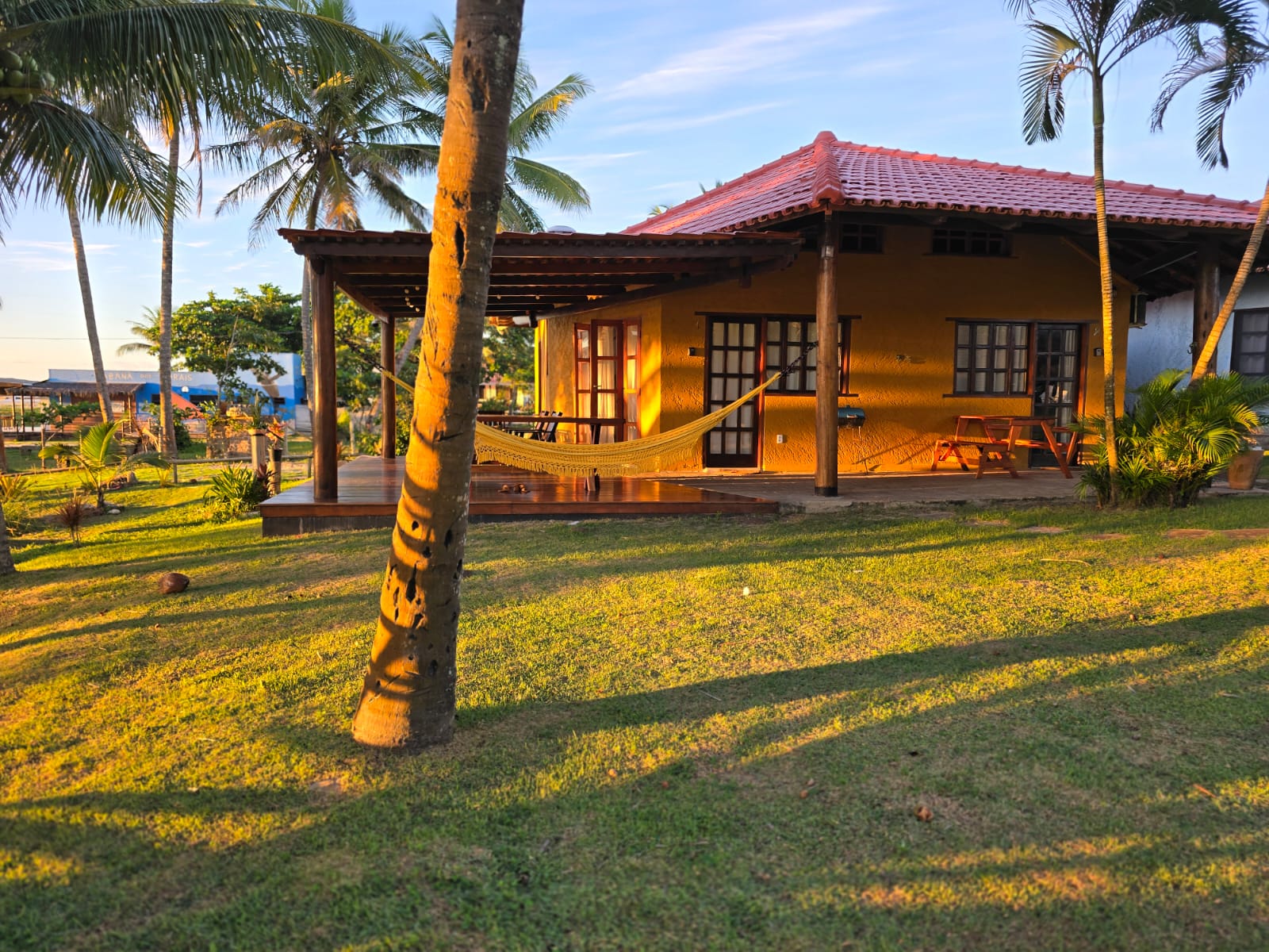 Bangalô Paraíso na Areia — bangalô com deck frente ao mar